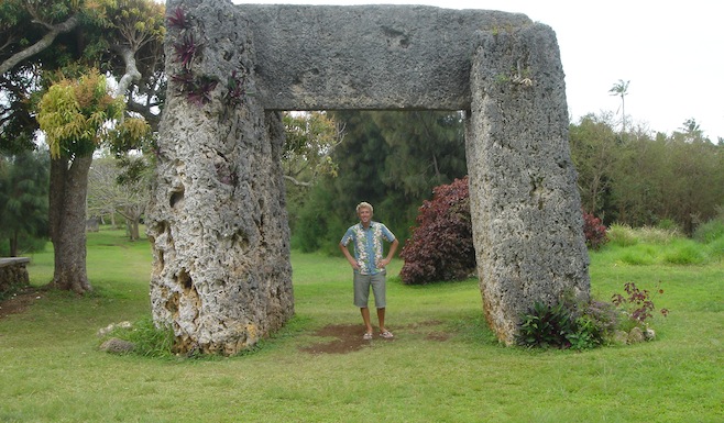 Tonga Trilithon.JPG (208691 bytes)